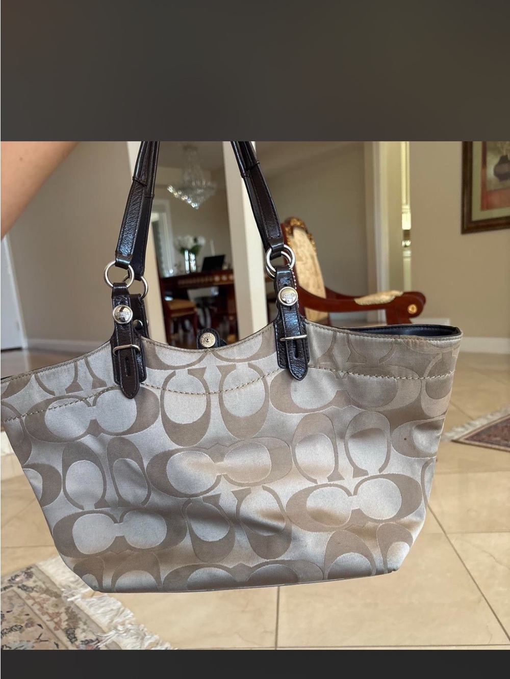 Coach shoulder bag detail